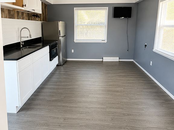 4th image of 5560 Kelly Dr N #B