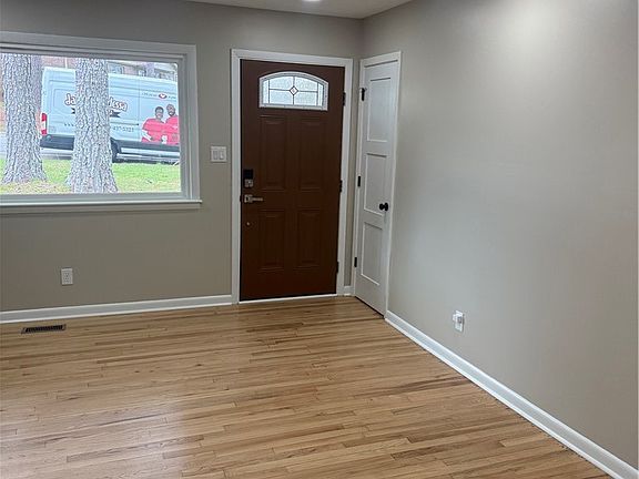 3rd image of 752 Chadwick Rd