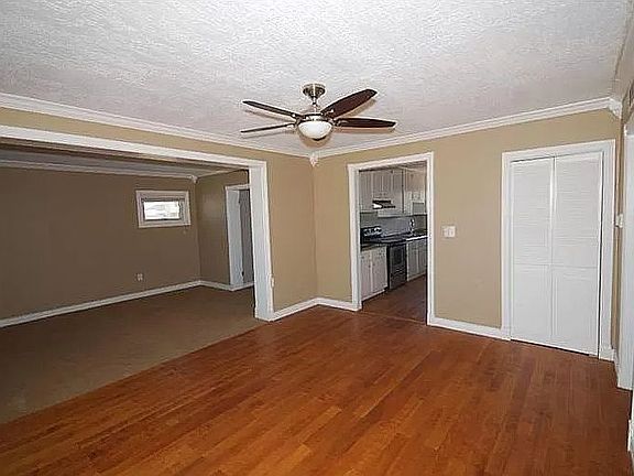 Entry/dining room