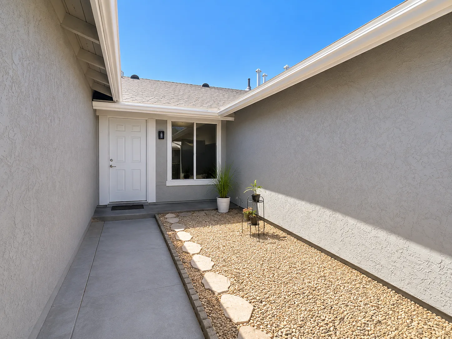 11302 Kelowna Rd — Photo 2