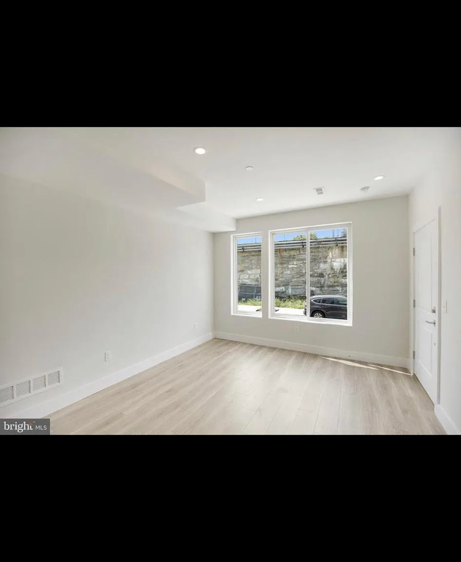 3 bed, 1200 sqft, $1,900 — Photo 4