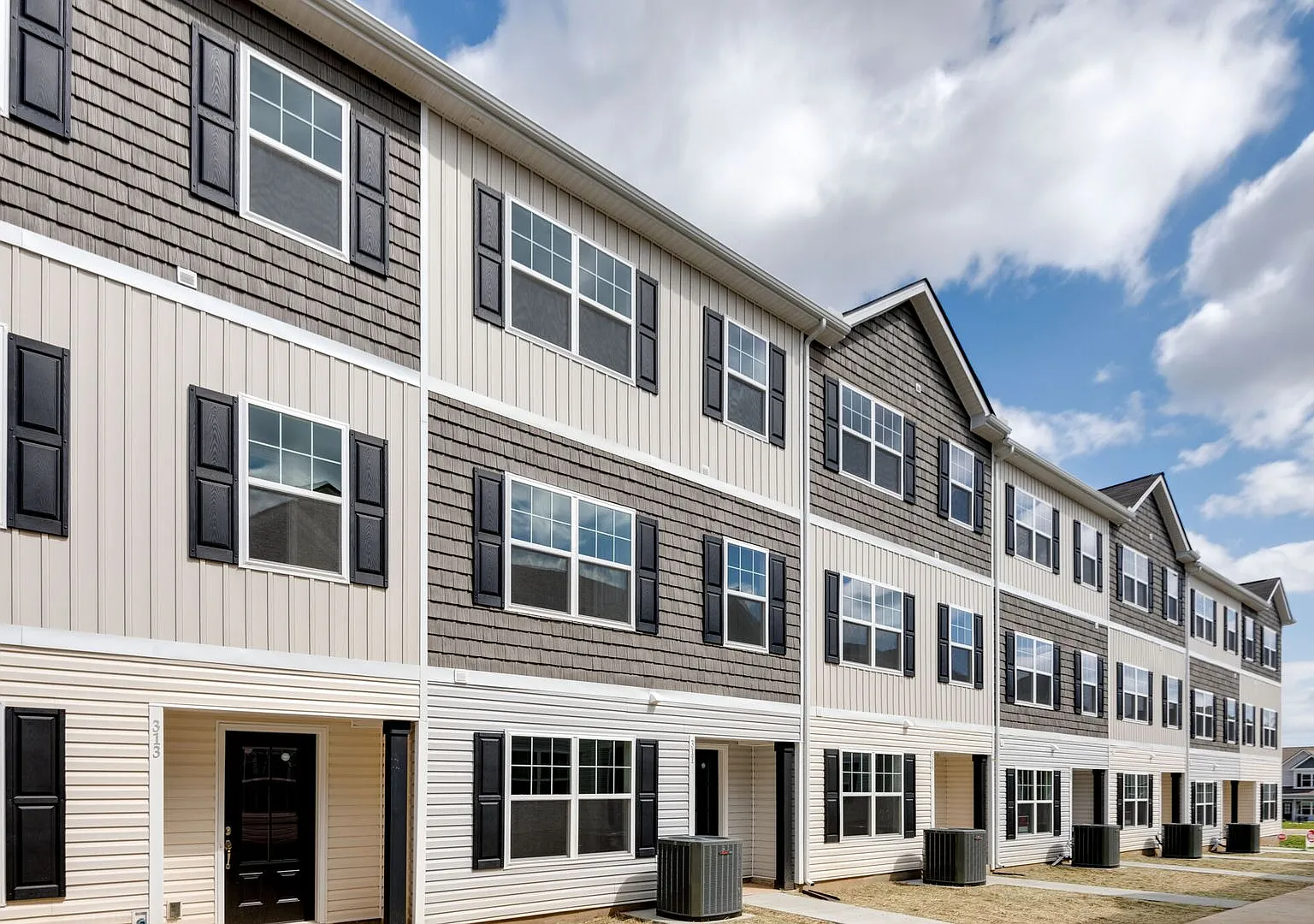 Beautiful New Construction Townhome - 4 BR, 3.5 Bath + Bonus in Lavergne — Photo 3