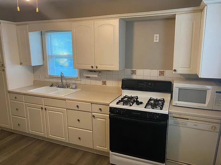 2928 S Northern Blvd — Photo 4