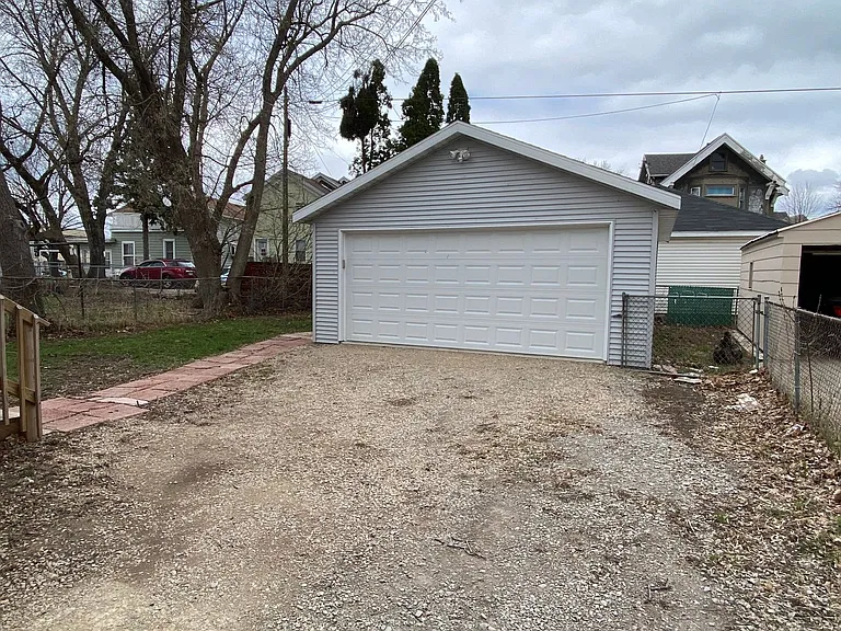 512 School Ave — Photo 14