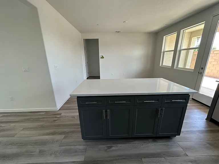 1021 W Payson Ave — Photo 5