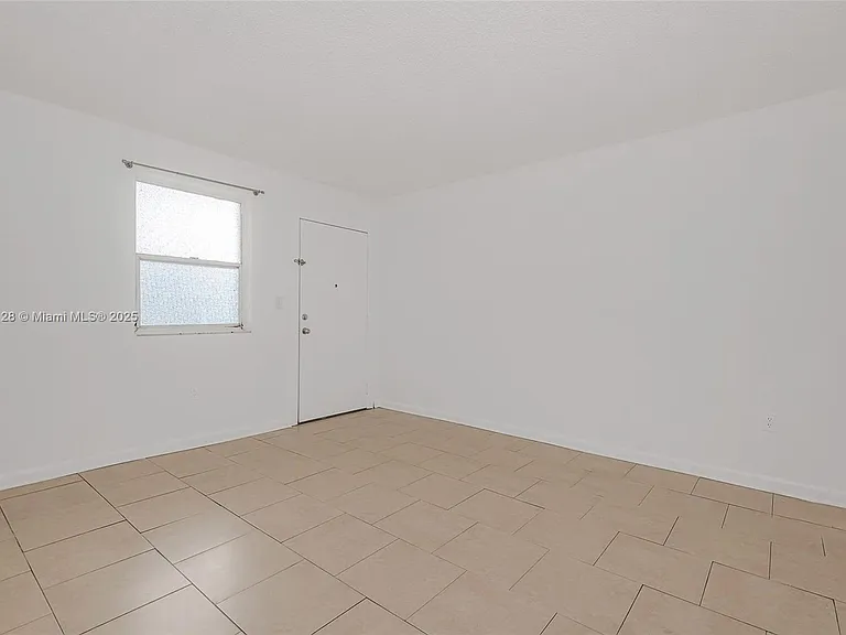 1975 NE 135th St #3B — Photo 18