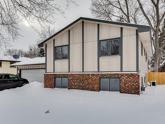 2nd image of 7533 N Meadowwood Ct