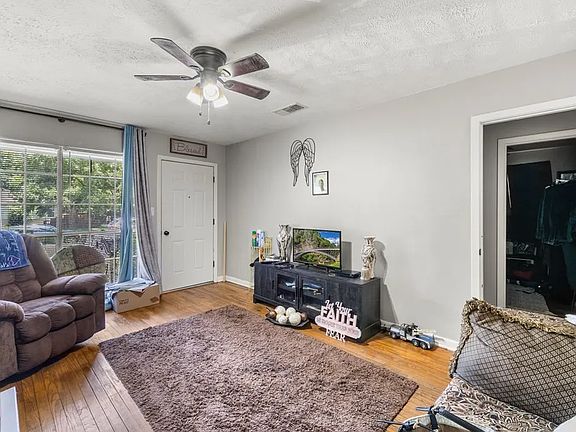 5th image of 211 Meadowbrook Dr
