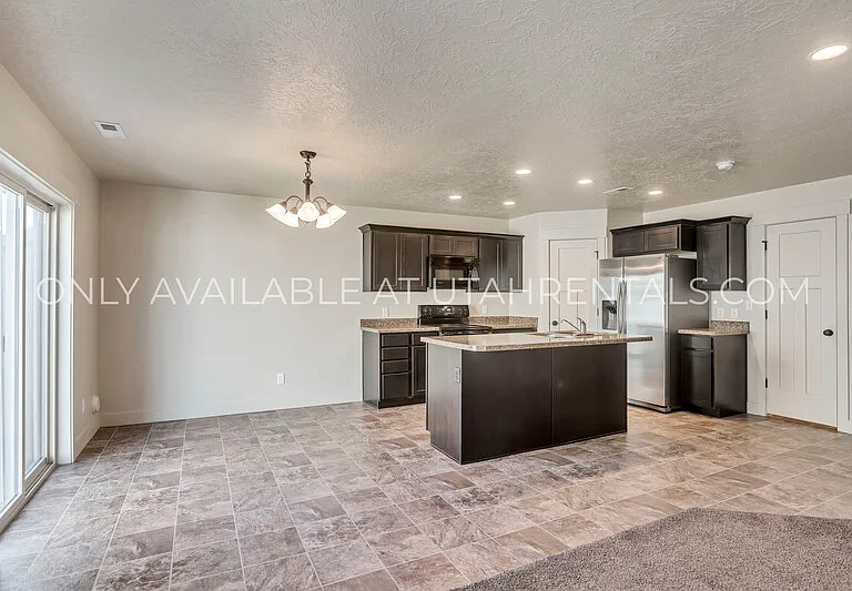 352 W 530 S — Photo 2