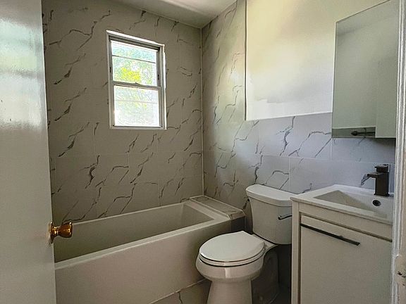 3rd image of 4417 Douglaston Pkwy #2