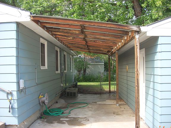 Breezeway - Back yard gate