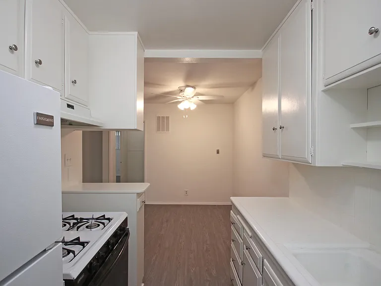 252 S Mentor Ave #5 — Photo 9