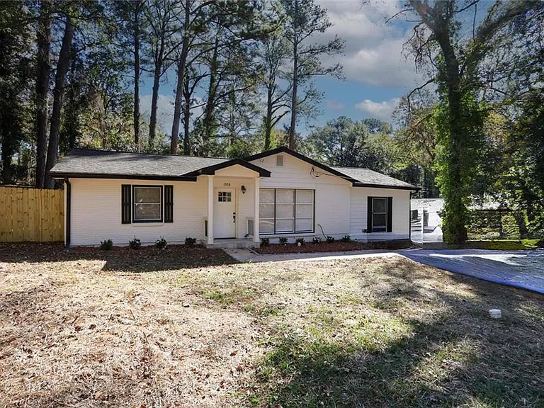 1508 Peachcrest Rd — Photo 1