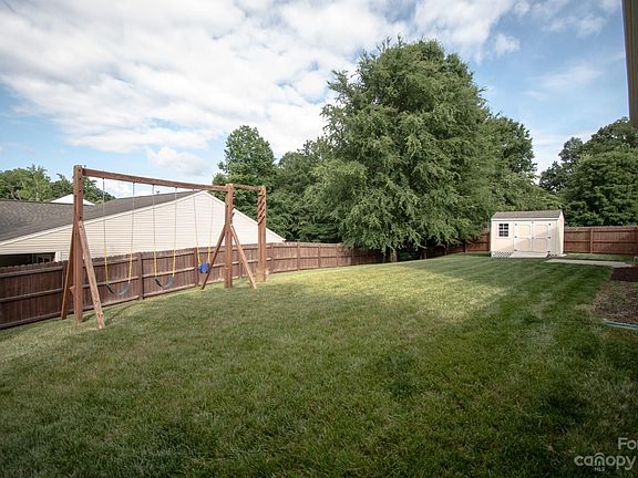 3rd image of 812 Jacobus Ct