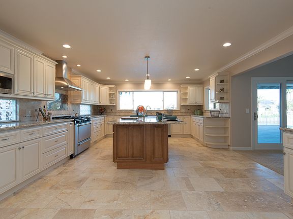 4th image of 2379 Newport Dr