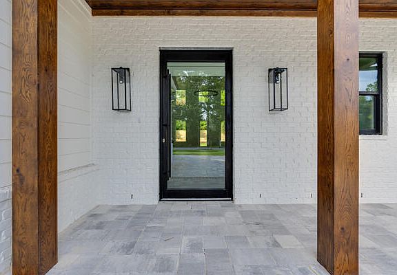 3rd image of 411 W Point Washington Rd