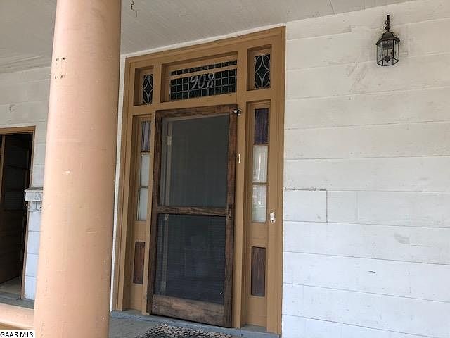 2nd image of 908 W Beverley St