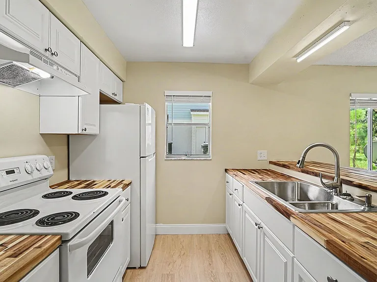 2290-2296 Fox Hollow Dr — Photo 7