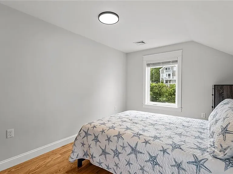 484 Thames St — Photo 19