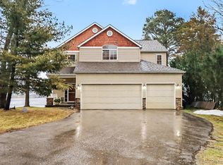 4372 Lamson Dr, Waterford, MI 48329