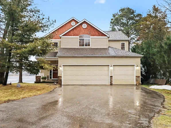 4372 Lamson Dr, Waterford, MI 48329