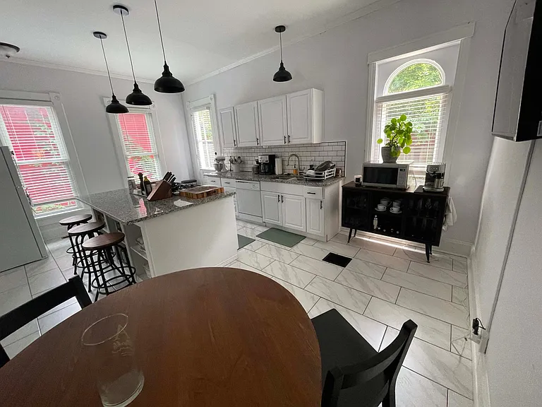 328 Oak St — Photo 4