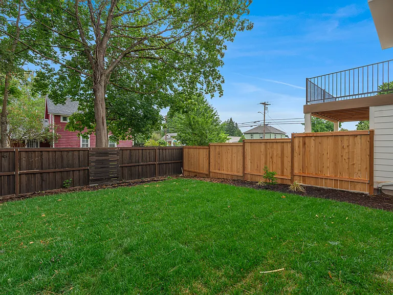 464 SE Haddock Ln — Photo 45