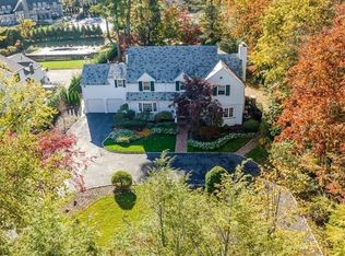 9 Mitchell Dr, Great Neck, NY 11024