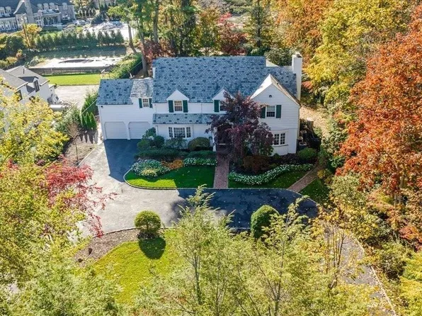 9 Mitchell Drive, Great Neck, NY 11024