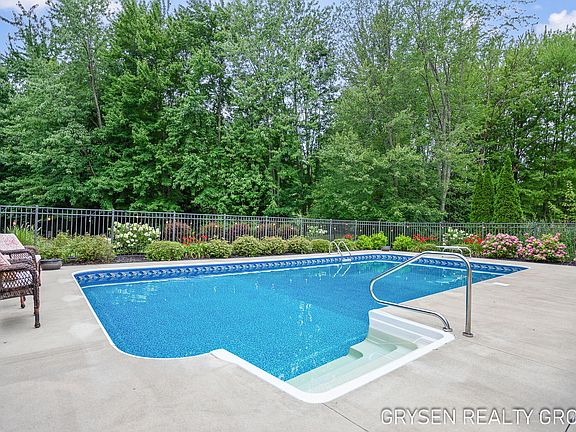 5th image of 7931 Meadowood Dr