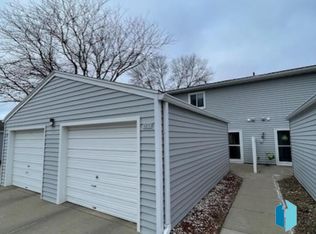 1213 S Bridgeport Pl, Sioux Falls, SD 57106