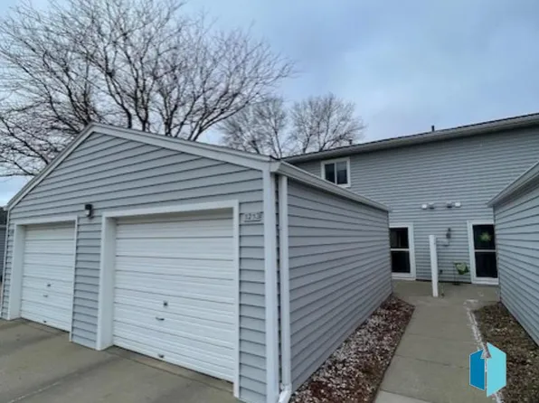 1213 S Bridgeport Pl, Sioux Falls, SD 57106