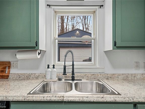 5th image of 881 Overlook Ave