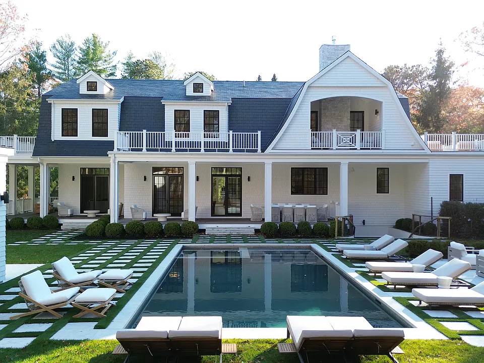 73 Wainscott Stone Rd