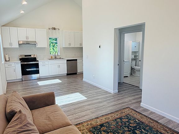 3rd image of 1209 Radcliffe Dr