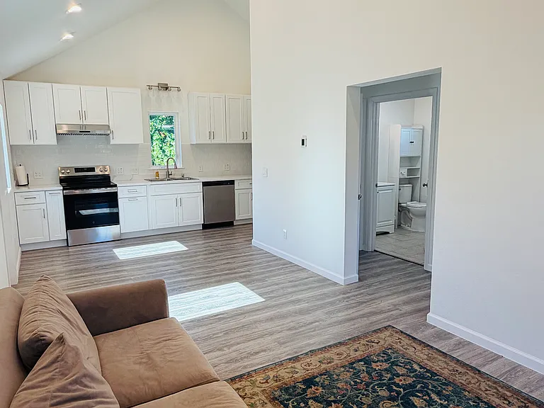 1209 Radcliffe Dr — Photo 3
