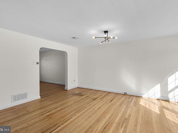 5th image of 8204 Pleasant Plains Rd