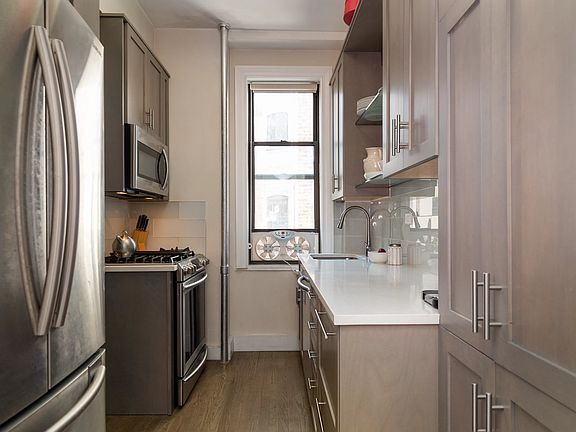 3rd image of 114 W 70th St APT 8B