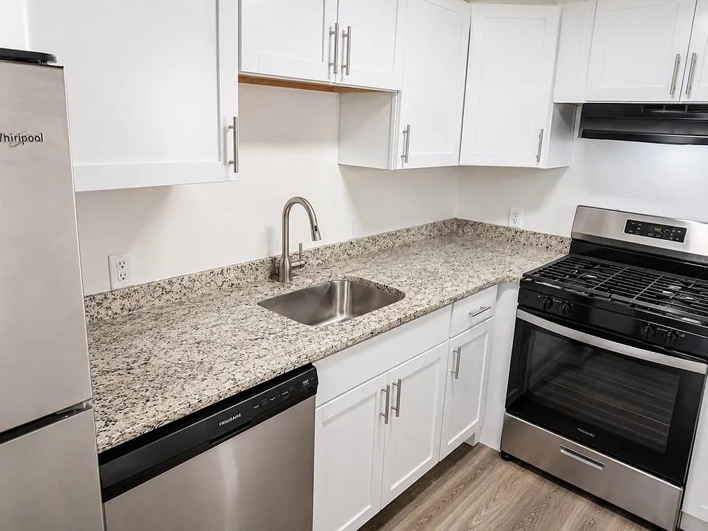 2 bed, 1.0 bath, 932 sqft, $1,995 — Photo 2