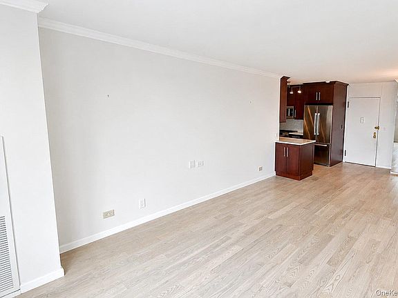 4th image of 26910 Grand Central Parkway #31P