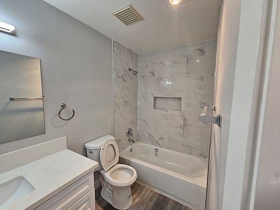 Similiar bathroom.