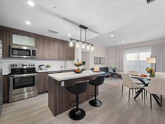 4th image of 1938 Jackson St #306