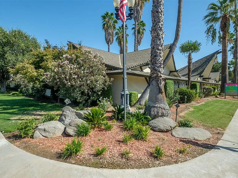 Reef Apartments — Photo 1
