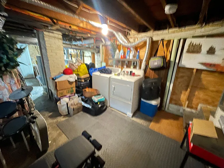 278 Willis Ave — Photo 18