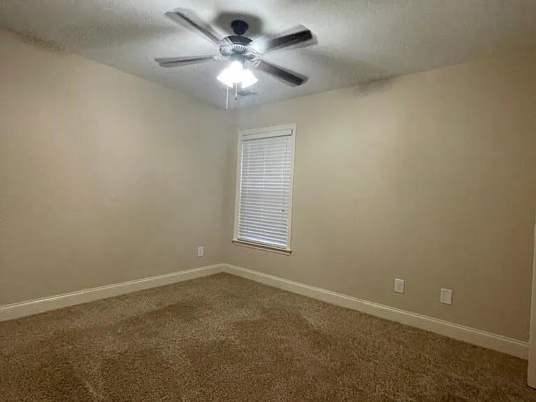 1028 Barrett Dr — Photo 16