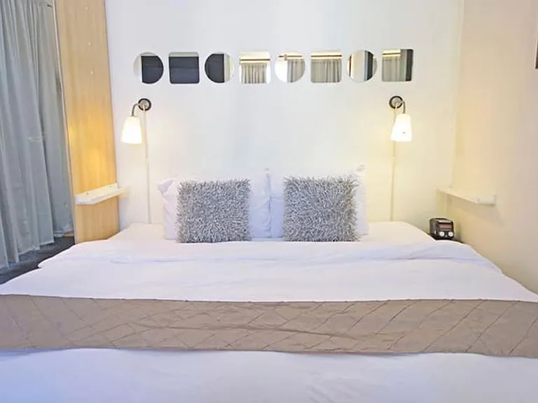 Bedroom 1: with 1 King or 2 Single Beds