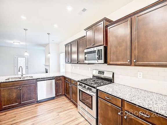 5th image of 2911 Parkwest Dr