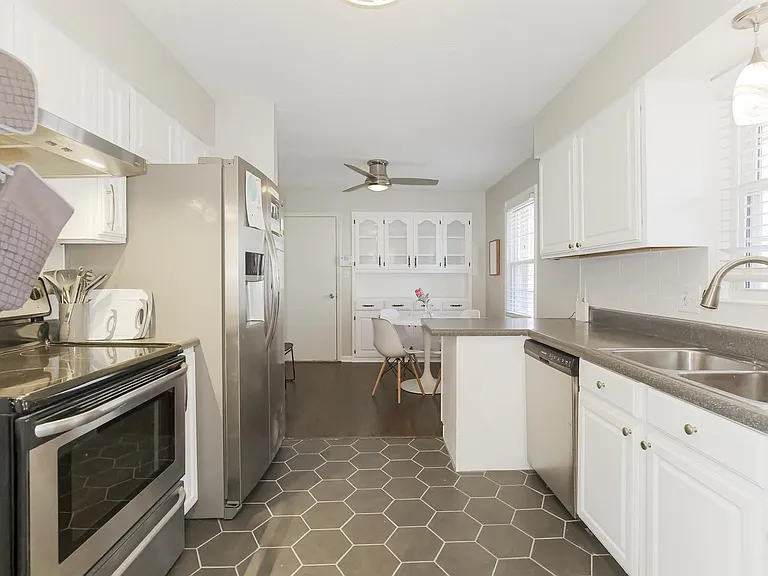 407 SW Stratford Rd — Photo 11