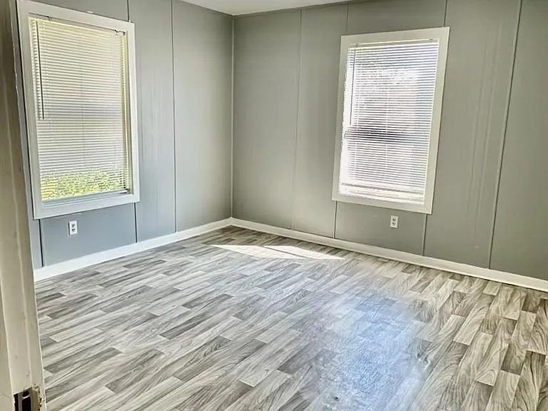 1907 Avenue C #4 — Photo 12