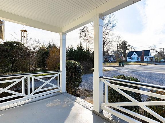 4th image of 5823 Lakeside Ave